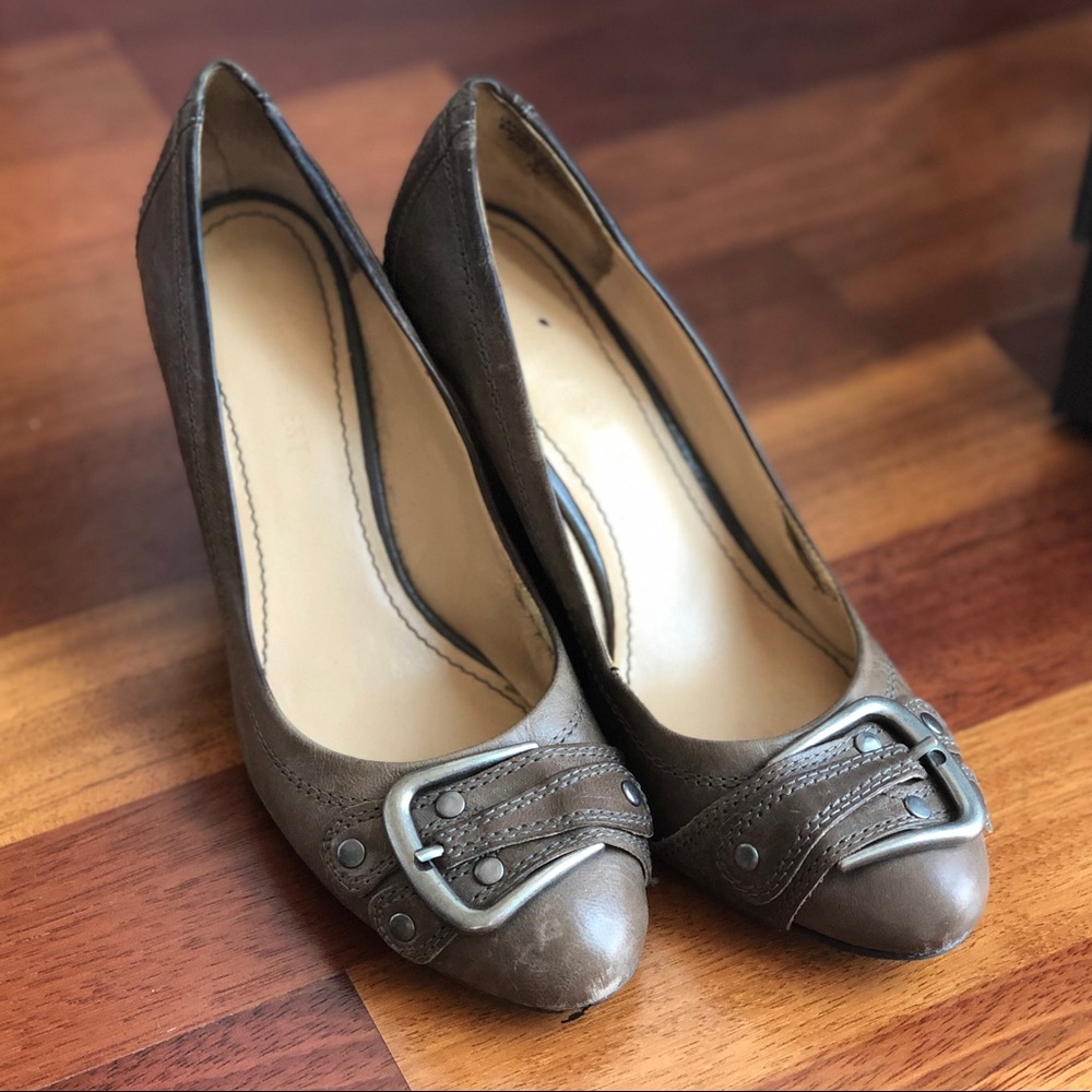 Nine West “On to you” Tan Leather Buckle Wedges